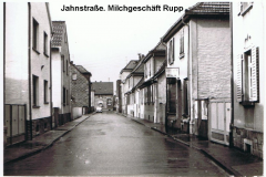 Blick_in_die_Jahnstrasse_rechts_Milchgeschaeft_Rupp