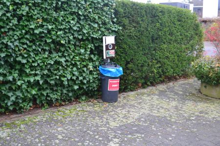 Tonne mit Tütenspender. Buchbaumpfad Breidert.