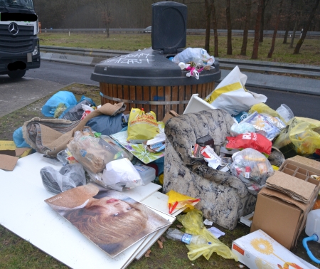 Müll auf dem Parkplatz der B45. 2.3.2015