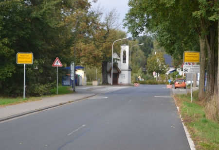 Messenhausen Kapelle. Viele Schilder und Betonküber sind abgebaut worden.