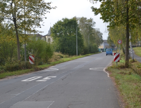 Jetzt. Ohne Kübel. Nur noch ein Schild. (Ansicht hier allerdings aus Richtung Messenhausen)