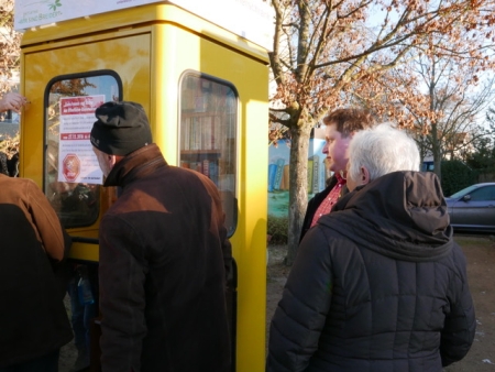 Hier schaut sich H. Kruger den Öffnungsversuch an. Von der erfolgreichen Öffnung durch Herrn Kruger gibt es leider kein Foto. Ging einfach zu schnell.