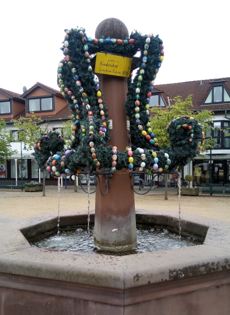 Stadtbrunnen. Ostergrüße an die Bürger.