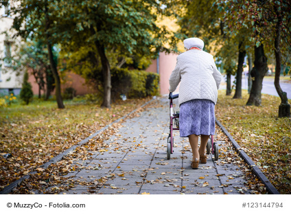 Mit dem Rollator unterwegs.