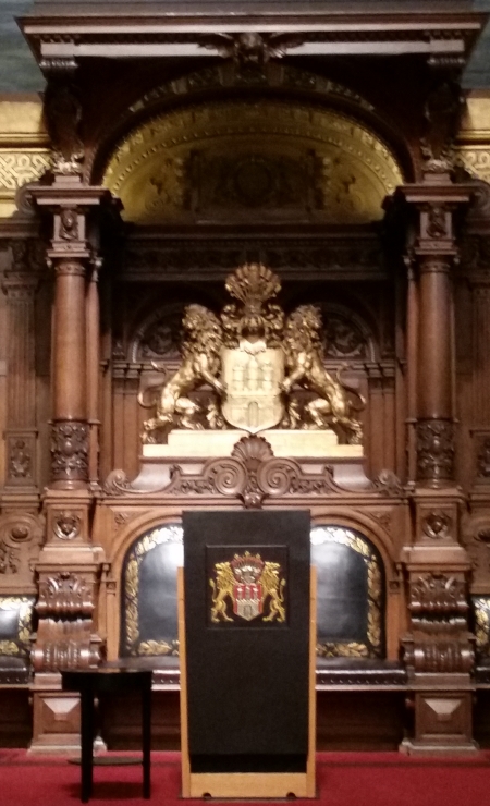 Königliches Rednerpult