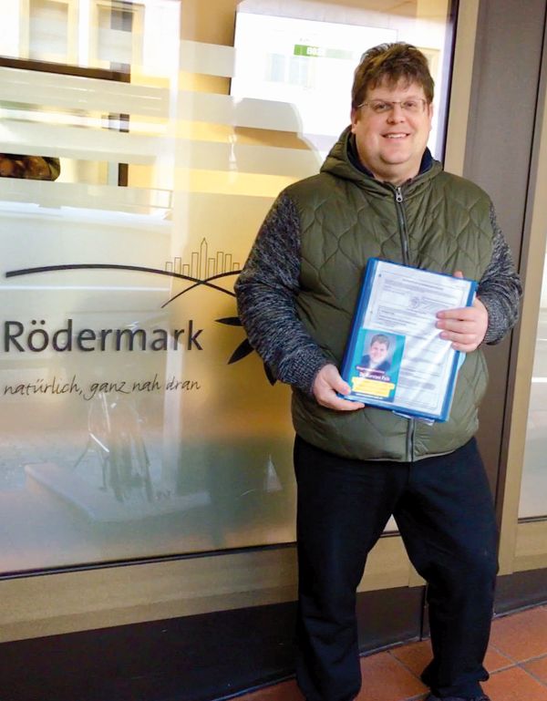 Karsten Falk mit den Unterstützerunterschriften