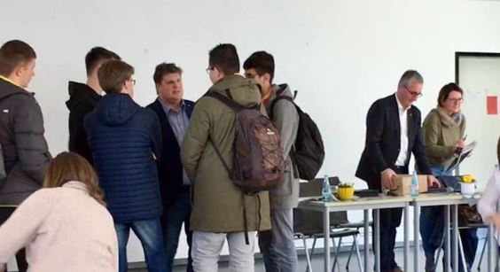 Dr. Karsten Falk zu Besuch in der Nell Breuning Schule