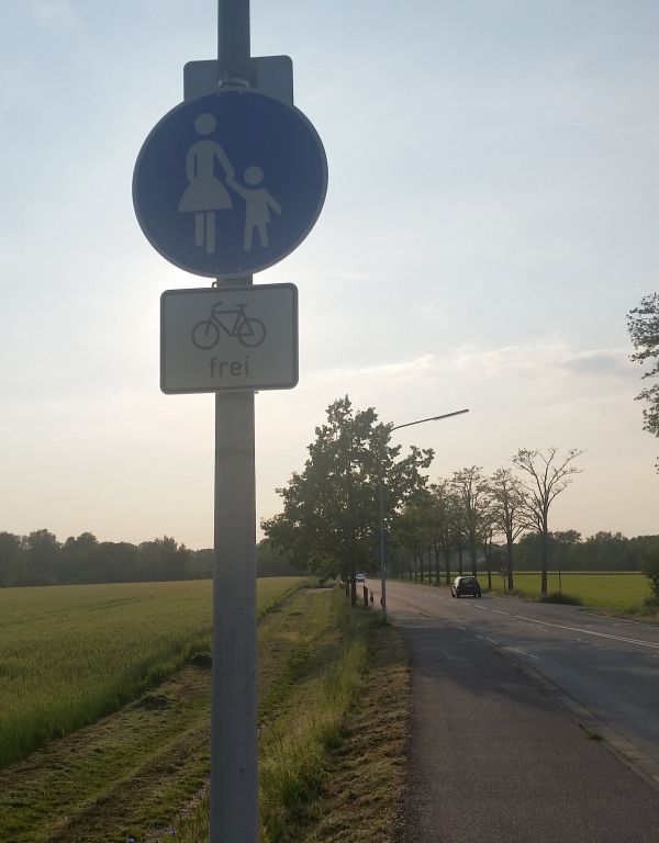 Fußweg nach Messenhausen jetzt frei für Radfahrer.