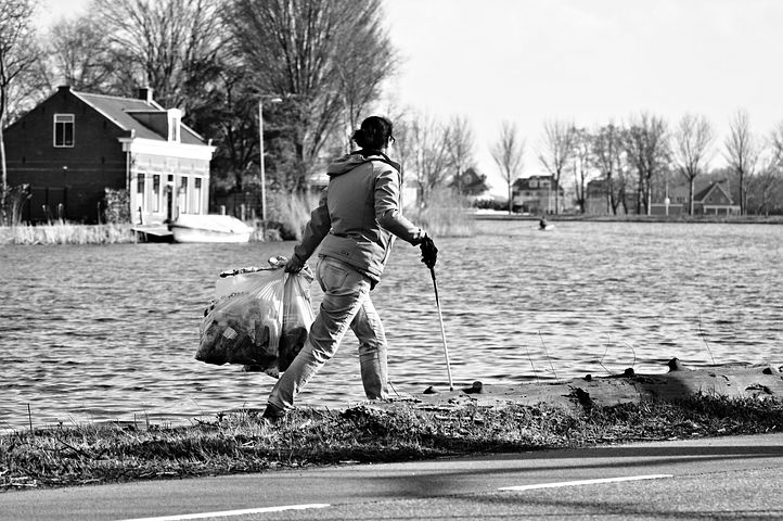 Plogging. Müll einsammelnPlogging. Müll einsammeln