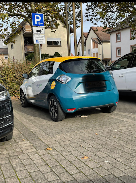 17.10.2021 Elektroauto vor der Ladestation. Nachmittags