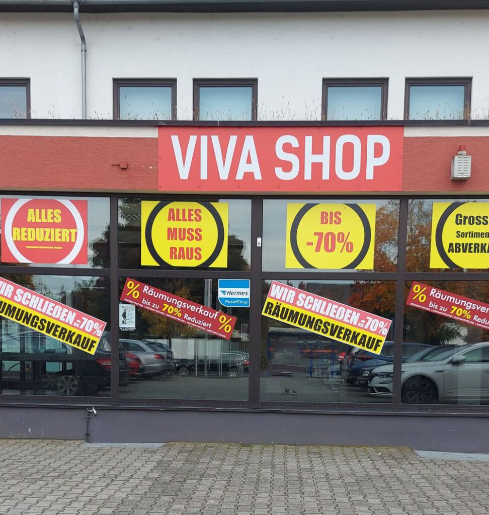 Gerücht. Hier soll ein neues Lebensmittelgeschäft hinkommen. Türkisch.