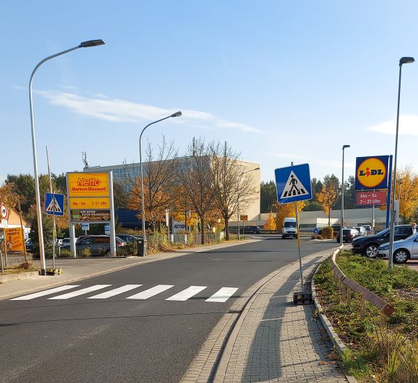 Zebrastreifen Odenwaldstraße. Lidl, Netto
