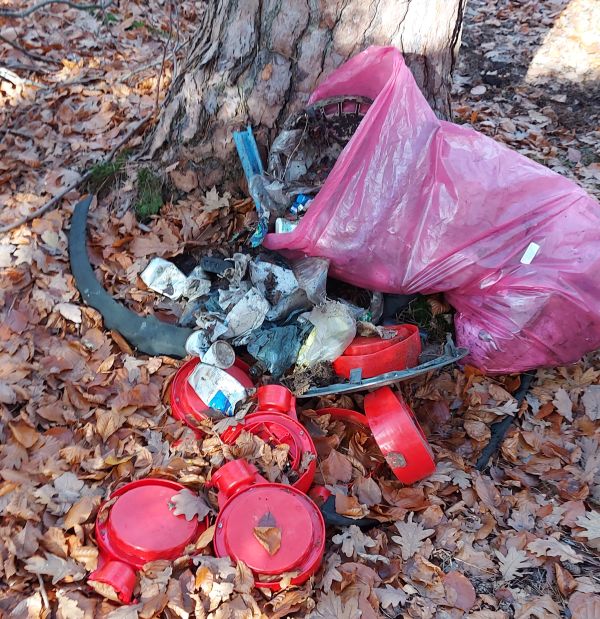 Bald befindet sich der mühsam aufgeklaubte Müll wieder verstreut  in der Natur.