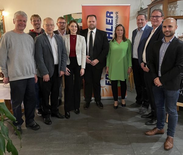 Der Vorstand mit Gästen: Norbert Braun, Hagen Oftring, Peter Schröder, Björn Beicken, Laura Schulz, Engin Eroglu, Katrin Kirchner, Stefan Schefter, Bernd Barutta undSergio Solares (nicht im Bild: Manfred Rädlein)
